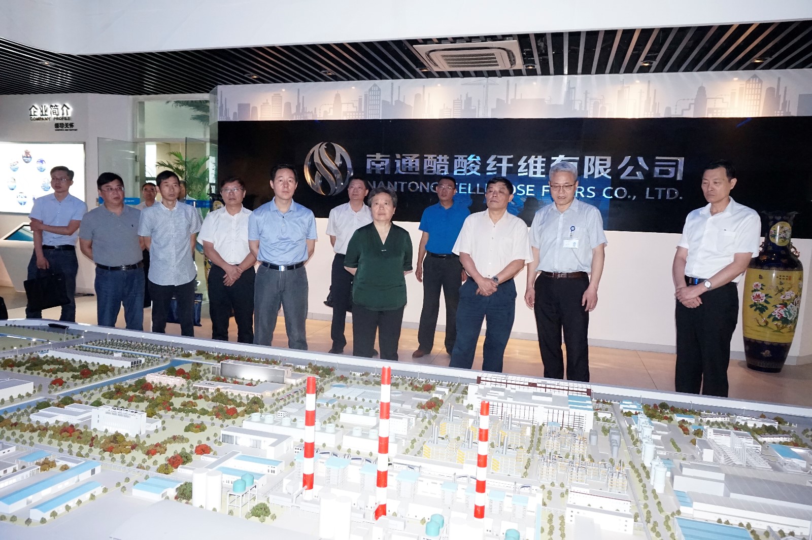 组还考察调研了南通市域治理现代化指挥中心,南通醋酸纤维有限公司