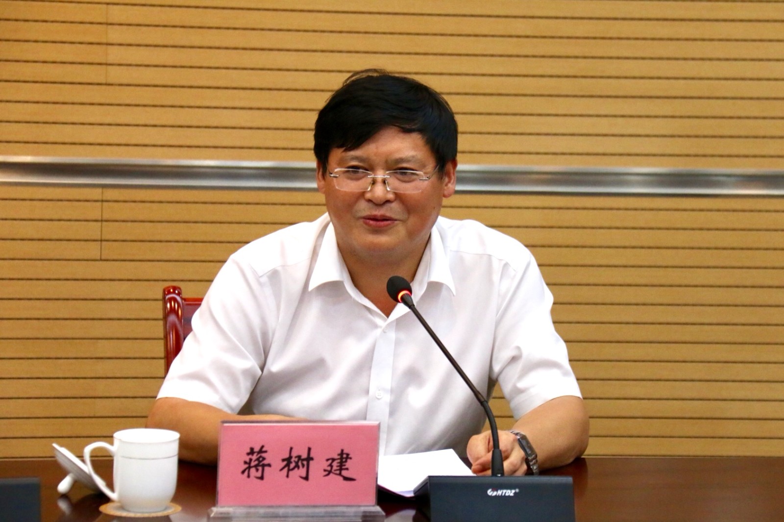 如东县委常委,统战部部长蒋树建出席座谈会,并同与会人员交流,了解